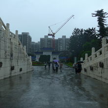 雨の降りしきる入口付近風景
