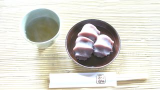 お茶を頂きながら赤福餅を