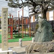 [阯]石柱と[聖蹟]岩碑/由来碑(向山行在所跡)