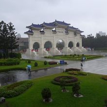 とても大きな門です