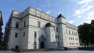 青空を背景に美しい建物でした