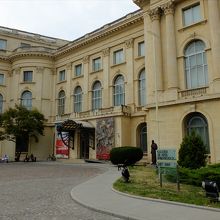 ルーマニア国立展は、向かって右側の棟に入っています。