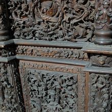 …中国の道教寺院の装飾を思わせる彫刻が施してあったり。