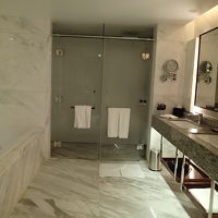 バスタブとシャワーブースは別です。広くて使いやすい。