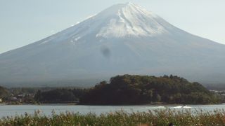 河口湖北辺大石公園から見た、今秋初冠雪の富士山