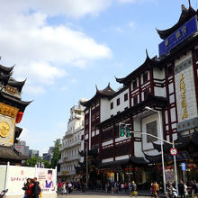 伝統的な中華様式の建築が建ち並ぶ
