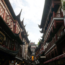 伝統的な明代の建築様式の店が建ち並ぶ