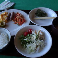 朝食。ビュッフェスタイルです。種類はビジネスホテルと同じ。