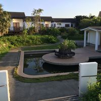 海側から宿泊用コテージを撮影。