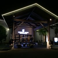 午後８時に撮影したホテル外観