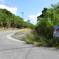 道路にある目印の看板。ここを曲がってホテルへ。
