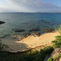 ホテル前のビーチ。砂浜ではなく岩場タイプ。