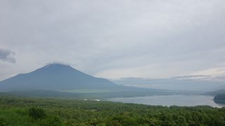 富士山と山中湖の眺望