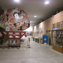 ねぷたが彩を添える館内の様子