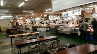 勝手丼が有名な市場です