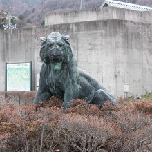 屋外に展示されていた獅子像