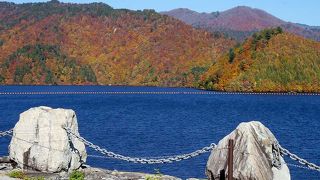 濃紺のダム湖と周囲の山の紅葉のコントラストが美しいところでした。