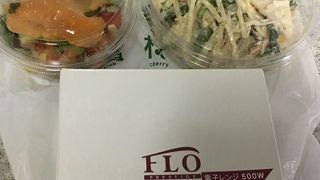 キッシュを始め惣菜を。