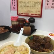 ワンタンメンとバラ肉の煮物