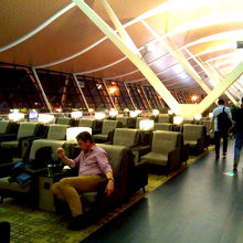 GATE７７近くの2階。エレベータあり