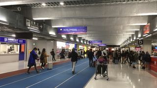 フードコートはあるが、自動出入国ゲートはない。