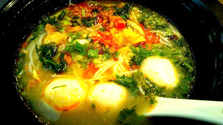 ゆったりくつろげるソファ席、ホットミールも美味しい