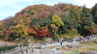 岩畳から眺める紅葉は絶景です