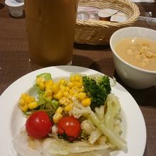 サラダバー、スープバー、アイスコーヒー