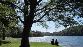 人里離れた奥地にある神秘の湖