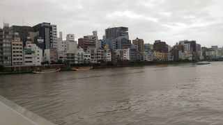 情緒を残した都会の川ですね