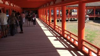 海の上の神社だからこそ、建物を結ぶ廊下が必要