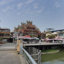 蓮池潭に有る龍虎塔入り口から眺める