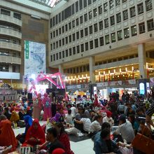 吹き抜けの広場にはこの様に沢山の人々がいます