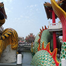 龍と虎のお尻から慈済宮を眺める