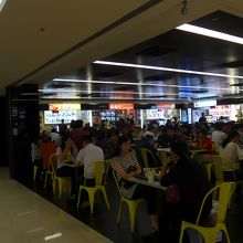フードコートにも沢山の人々がいました
