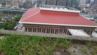 大きな建物の中に入ってみてびっくりでした!!中は吹き抜けの広場です(^0^)