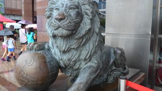 台北駅前にあり台北市内から良く見える建物に入っています!!