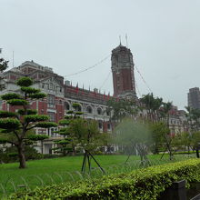 タクシーで到着後建物左側から入口を探していました