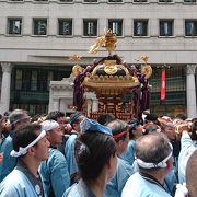 日本橋高島屋前で神輿に遭遇