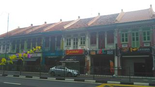 ビビッドカラーの建物が可愛らしい