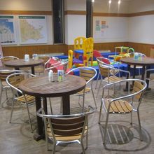 ゆとりある休憩ブースのレイアウトも良いですね。