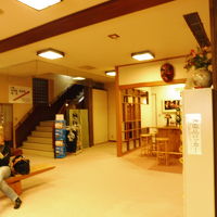 本館入口でバスを待ちます