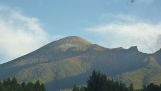 八幡平温泉郷にそびえる山