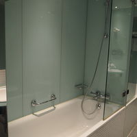 シャワーカーテンは無く、ガラス扉が気持ち程度あるのみ。