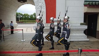 交代の儀式見事です