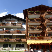 ツェルマットらしいバルコニーに花いっぱいのかわいらしい宿