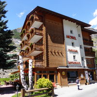 道側から見た外観。左側のお部屋からはマッターホルンが見える。