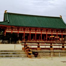 広い境内、遠くに「大極殿」