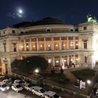 ポリアテマ劇場やルッジェーロ・セッティモ広場が見えます