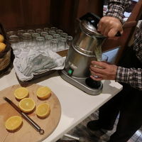 オレンジジュースは自分で絞ってください